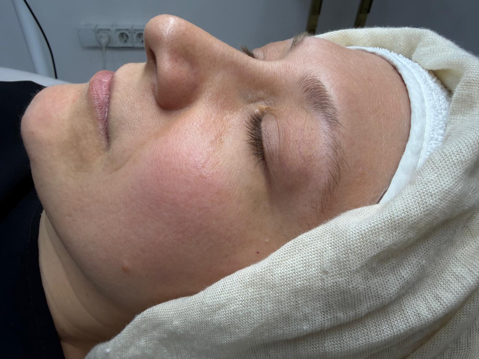 Tretman lica u Inzira Atelieru — mirna ruka, tiha pažnja