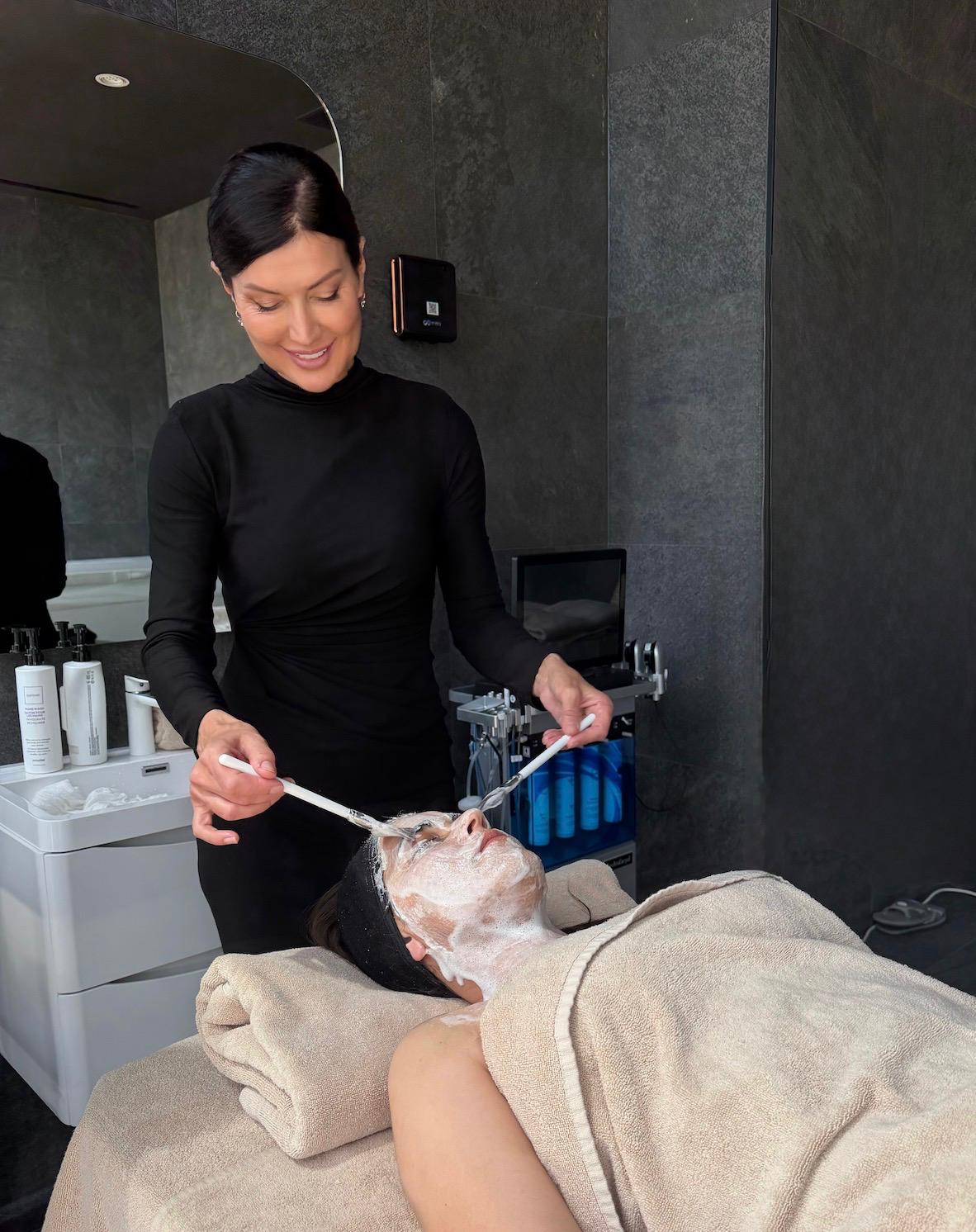 Nježna aplikacija njegujuće maske u Inzira Estetique